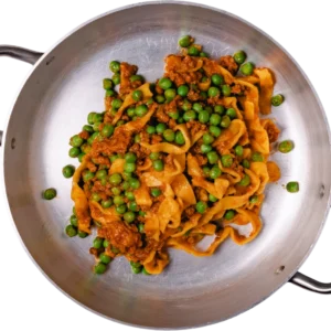 Tagliatelle della nonna al ragù di pancettone e piselli